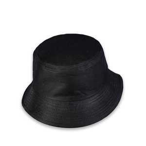 Détail des coutures renforcées sur le bord d'un chapeau bob en coton noir classique