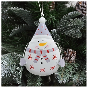 Détail d'une cloche bonhomme de neige blanche avec chapeau à pois mauves sur un sapin de Noël
