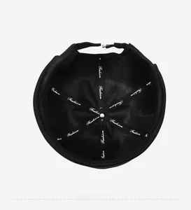 Détail de la doublure intérieure d'un bonnet docker noir avec ruban Fashion décoratif