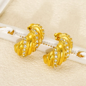 Boucles d'oreilles dorées torsadées en C avec cristaux blancs au style luxe français