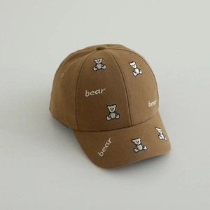 Détail d'une casquette de baseball marron pour enfants avec broderie ours blanche