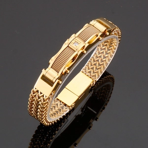 Détail macro du bracelet homme en acier doré avec texture maille et zircon central