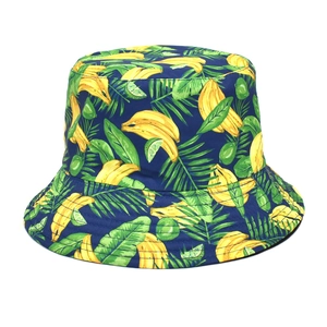 Détail du motif banane et citron vert sur le chapeau bob bleu marine