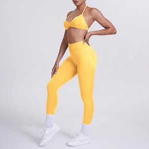 Dettaglio del set leggings yoga a vita alta e reggiseno sportivo giallo senza cuciture