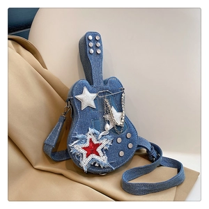 Dettaglio borsa a tracolla in denim a forma di chitarra con paillettes e catene metalliche