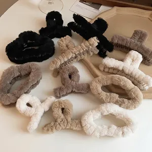 Plush Hair Claw Clip Large Faux Fur Shark Clip Acrylic Alloy Cross Over Cloud Hair Accessory For Women Winter Autumn Fashion