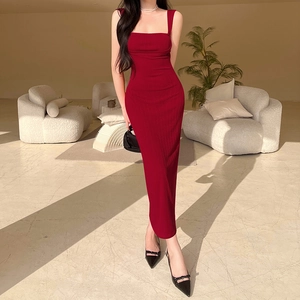 Detalle de la textura de punto acanalado y escote cuadrado de este vestido largo rojo