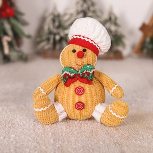 Detailopname van peperkoekman van corduroy met koksmuts voor kerstdecoratie