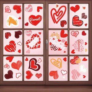 Details von rosa Herz-Fensteraufklebern zum Valentinstag auf Holzfensterrahmen