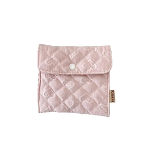 Astuccio trapuntato rosa a cuore per assorbenti e rossetto con bottone a pressione