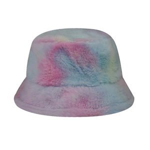 Gros plan sur un bob en peluche tie-dye aux couleurs macaron douces et texture moelleuse
