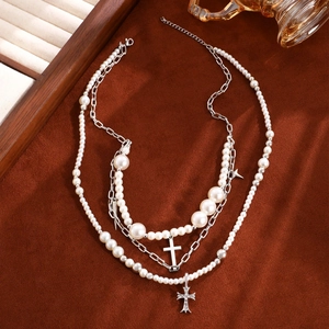 Collar de perlas y metal de varias capas estilo punk Y2K sobre fondo de terciopelo