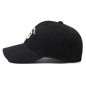 Klassische schwarze Baseballkappe mit weißer Stickerei Nummer 3 und Baumwoll-Twill-Textur