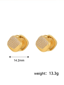 Gros plan de boucles d'oreilles carrées dorées serties de zircons, largeur 14,2 mm