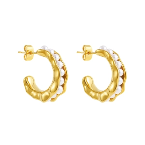 Élégantes boucles d'oreilles en forme de C en or 18 carats avec perles blanches sur fond blanc