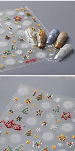 Detail von 3D-Präge-Weihnachtsnagelstickern mit Gold- und Silber-Schneeflockenmustern