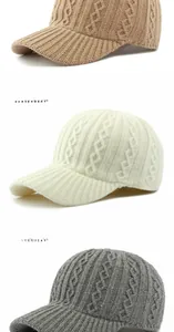 Détail de la maille torsadée sur casquettes de baseball d'hiver en kaki, crème et gris