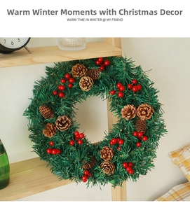 Détail d'une couronne de Noël avec pommes de pin et baies sur étagère en bois