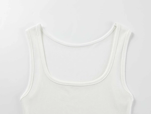 Detail des weißen gerippten Tanktops mit U-Ausschnitt und feiner Stricktextur des Stoffes