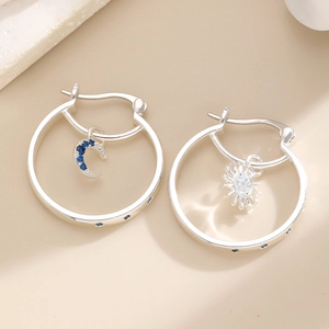 Boucles d'oreilles créoles doubles argentées avec pendentifs soleil, lune et cristaux