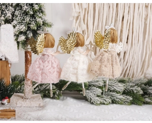 Détails d'ornements d'anges en dentelle rose, blanc et champagne pour décor de Noël
