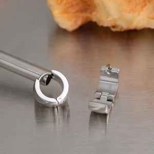 Polierte silberne Edelstahl-Creolen mit Scharnierverschluss für Damen-Ohrschmuck