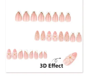 Détail de faux ongles rose nude avec fleurs en 3D et décorations de perles élégantes