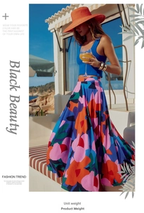 Dettaglio della vivace stampa floreale boho su una gonna midi estiva leggera da donna