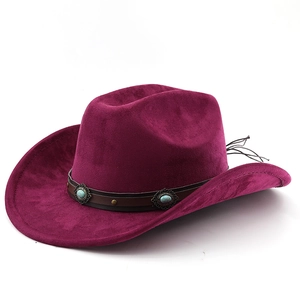 Détail d'un chapeau de cow-boy bordeaux avec bande en cuir et ornements turquoise