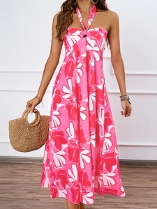 Détail d'une robe dos nu pour femme en tissu rose avec motif imprimé de grandes fleurs blanches
