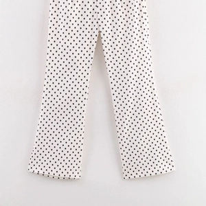 Pantalon chic blanc pour femme avec pois noirs, coupe large et jambe droite élégante