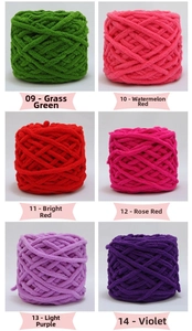 Dettaglio macro di spessi rotoli di filato di ciniglia in vari colori per progetti fai-da-te
