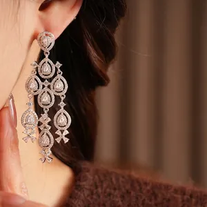 Elegante silberne Tropfenohrringe mit Zirkonia-Blumenquasten an einem Model getragen