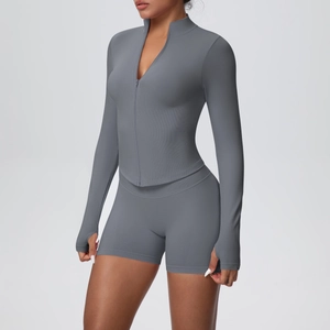 Détail de la texture côtelée et des passe-pouces sur la veste de yoga gris foncé