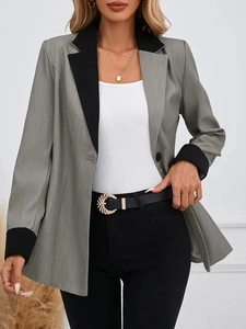 Détails du blazer gris avec revers noirs contrastés et boucle de ceinture dorée chic