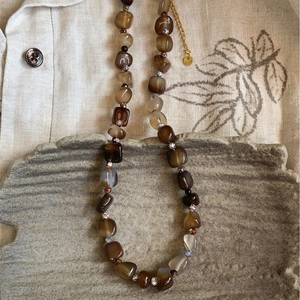 Vintage irregular agate beaded titanium steel necklace with brown stones and gold clasp