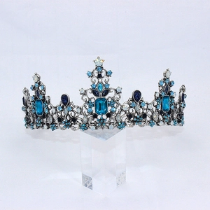 Gros plan de la couronne de mariée vintage argentée avec cristaux bleus et blancs