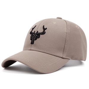 Gros plan sur la casquette de baseball kaki avec broderie cerf 3D et texture en coton