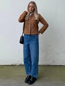 Chaqueta biker de ante marrón con vaqueros holgados azules y mocasines negros