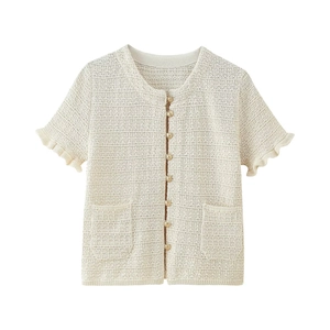 Détails du gilet en maille abricot avec boutons dorés et poignets à volants élégants