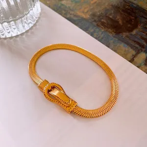 Bracelet chaîne serpent plat doré avec boucle design de luxe et finition polie