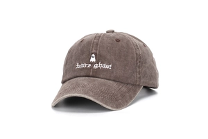 Dettaglio del ricamo 'future ghost' su cappellino in cotone lavato stile vintage