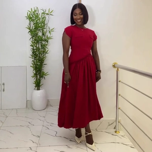 Elegante vestido maxi rojo oscuro de manga corta con cintura alta plisada y silueta línea A