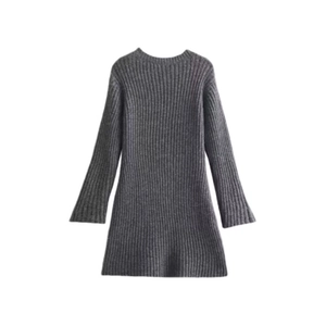 Détail d'une robe en tricot grise à manches longues avec texture côtelée et col rond