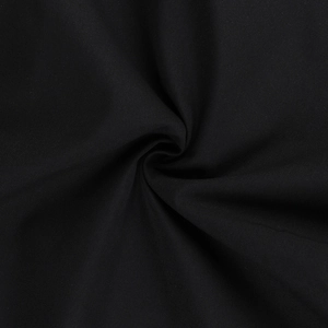 Gros plan sur le tissu en polyester noir léger montrant la texture douce et le drapé