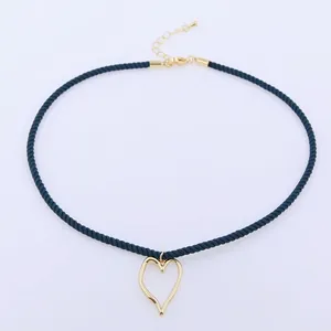 Dettaglio del pendente a cuore cavo su corda blu intrecciata con catena regolabile