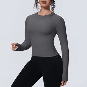 Détail du haut de yoga gris foncé avec tissu respirant flexible et col rond élégant