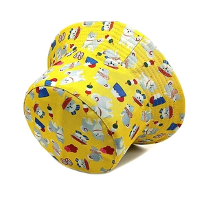 Dettaglio della trama del cappello alla pescatora giallo con motivi di cani e Fuji