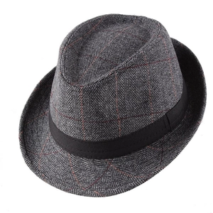 Détail d'un chapeau fedora en laine grise à chevrons avec ruban noir et carreaux rouges