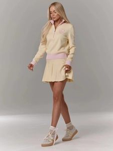 Completo in maglia gialla chiara con dettagli rosa e gonna a pieghe da donna